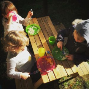 Bimbi pranzano in cortile alla The Green School