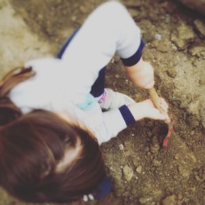 Bimba scava nel terreno