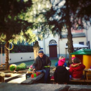 Bimbi dell'asilo The Green School fanno merenda in cortile