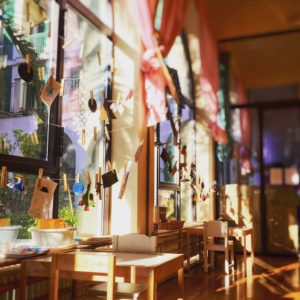 Interno dell'asilo The Green School