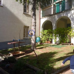 Bimbo corre in cortile