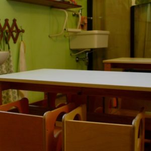 Tavolino e seggioline di legno nel nido della The Green School
