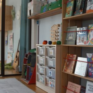 Libreria e scaffale dell'asilo
