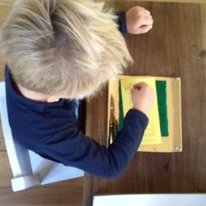 Bimbo ricalca disegno bucherellandone i contorni
