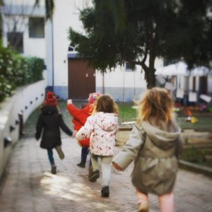 Bimbe corrono nel cortile della Green School
