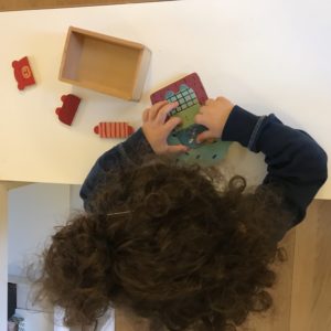 Bimba gioca con puzzle
