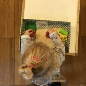 Bimba gioca con la pasta da modellare