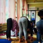 Bimbi piegati fanno yoga