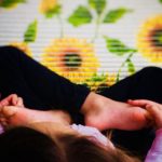 Gambe di bimba nella posizione del loto