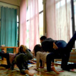 Bambini fanno yoga con la maestra