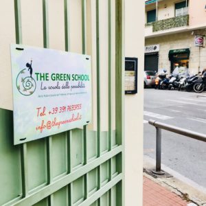 Cancello con targa della The Green School