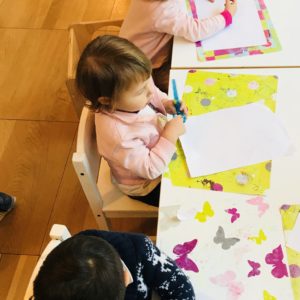Bimbi disegnano e ritagliano