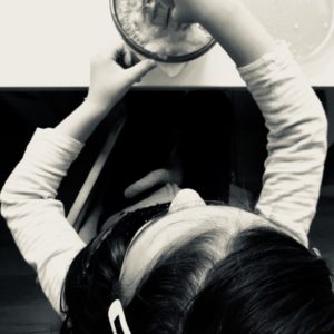 Bimba spreme un'arancia con uno spremiagrumi