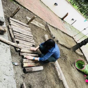 Maestra costruisce un percorso nel cortile della scuola