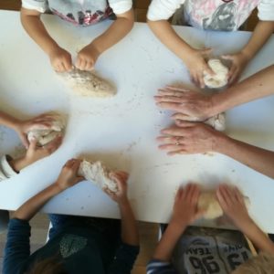 Bimbi impastano con maestra
