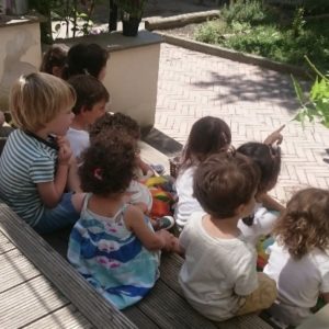 Bimbi seduti sulle scale in cortile alla Green School