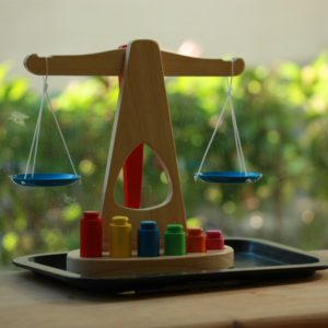 Bilancia in legno con piccoli pesi