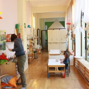 Interno dell'asilo The Green School con bimbe sedute ad un tavolino