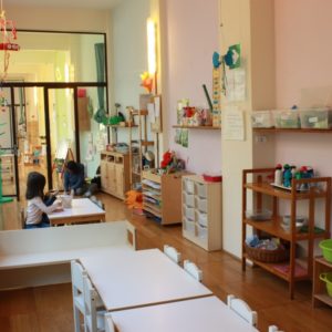 Interno dell'asilo The Green School con bimbe sedute ad un tavolino
