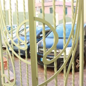 Un parcheggio con quattro auto