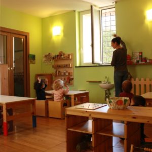 Maestra e bimbe del nido Green School
