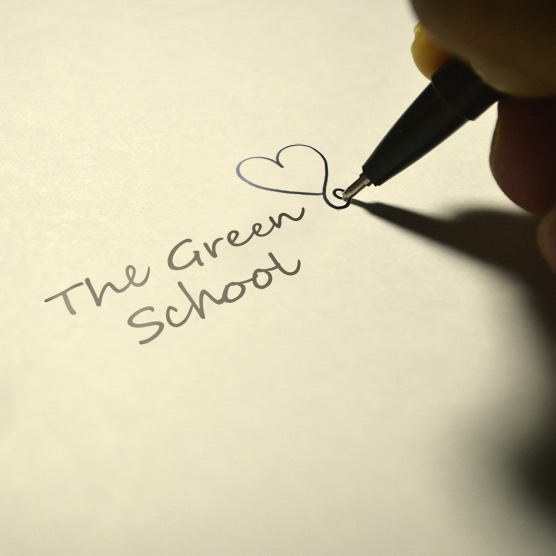 Mano scrive "The Green School" e disegna un cuore